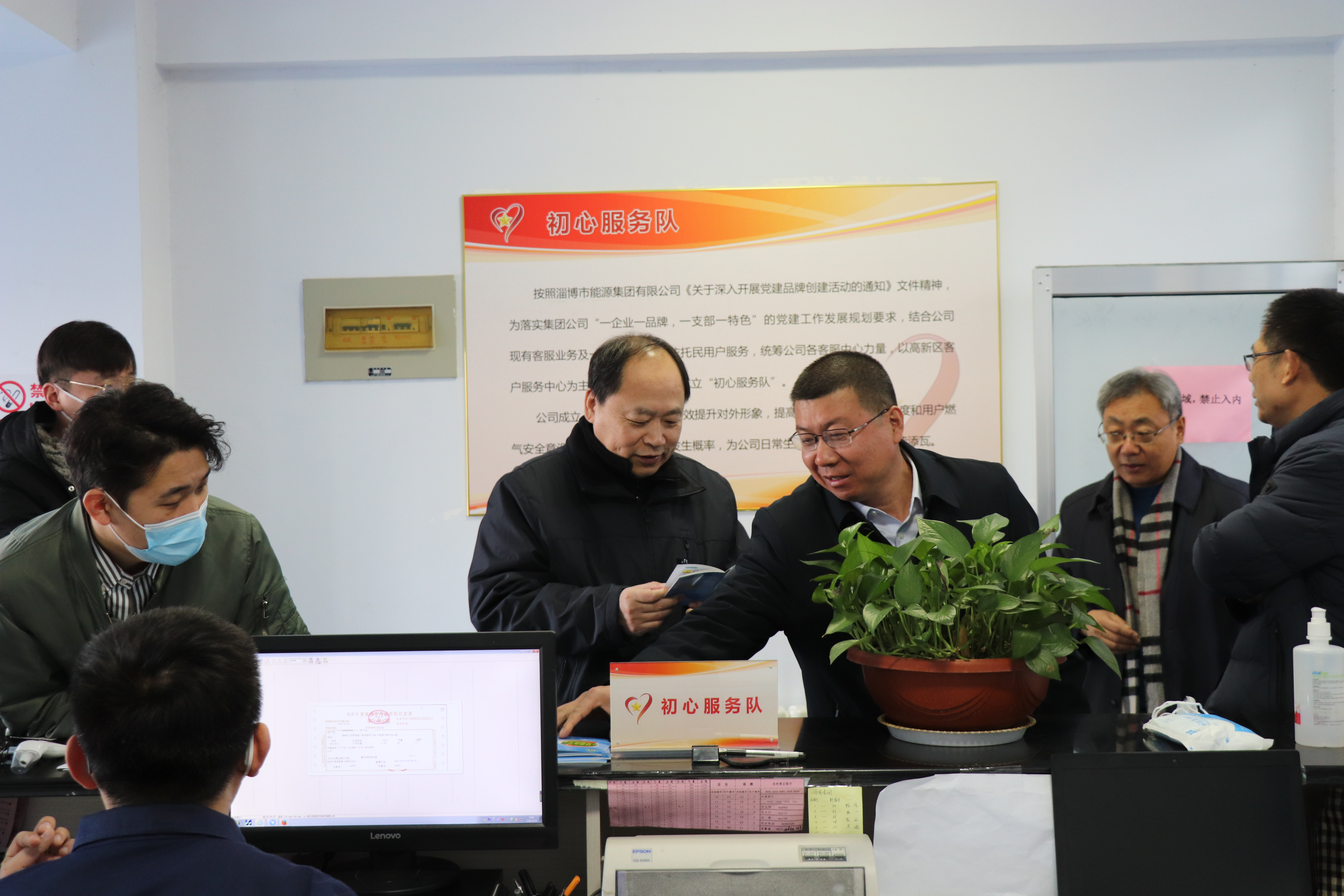 市能源集團(tuán)汪德剛一行春節(jié)假期看望慰問(wèn)堅(jiān)守崗位員工(圖2)