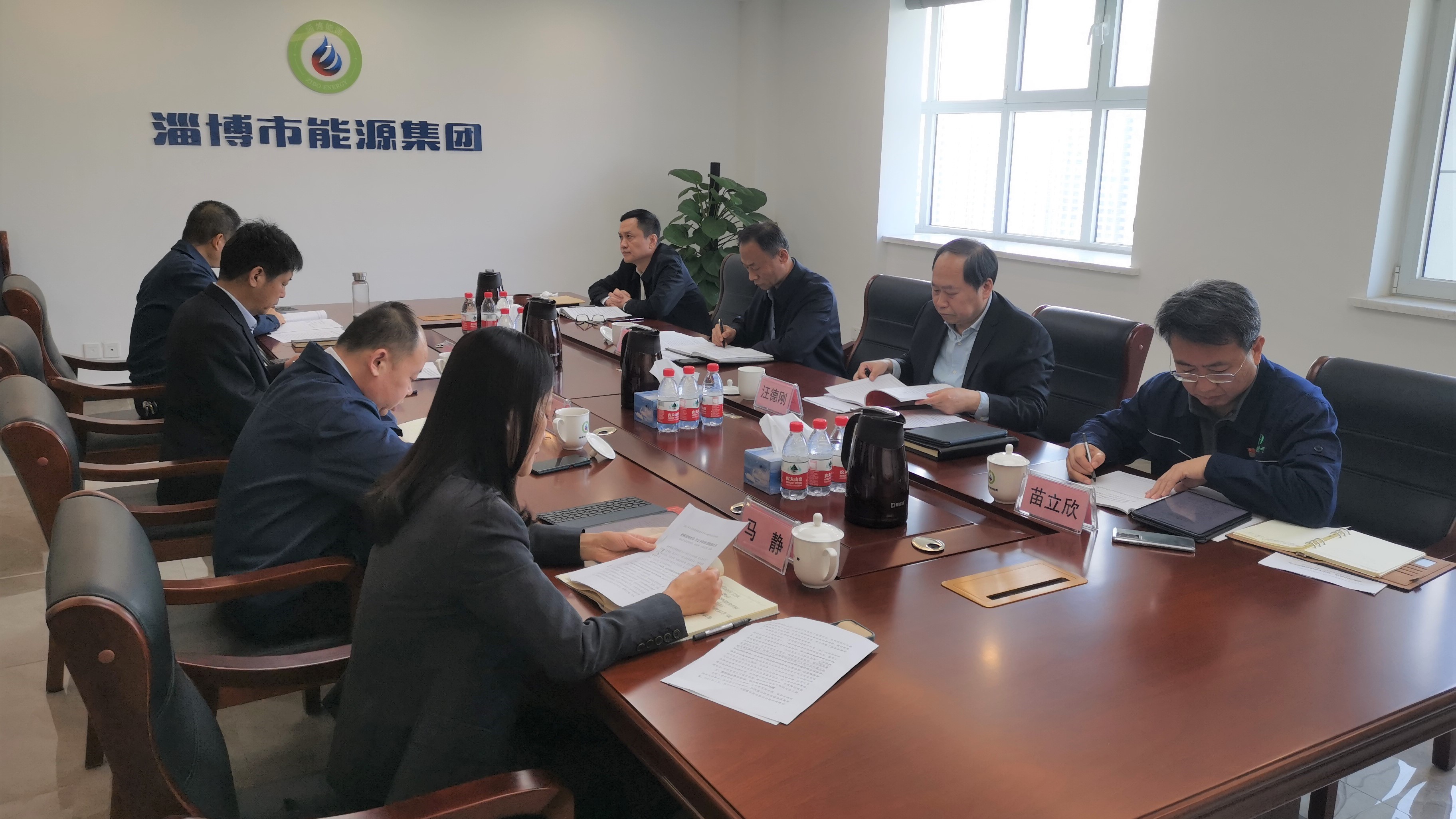 市國資委黨委委員、四級調(diào)研員韓瑞平到市能源集團(tuán)列席旁聽黨委理論學(xué)習(xí)中心組學(xué)習(xí)研討(圖1)